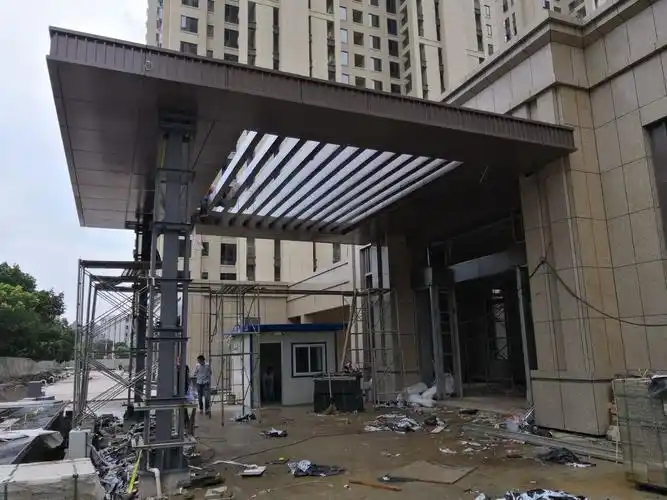 主入口门厅雨棚铝单板安装完成60%
