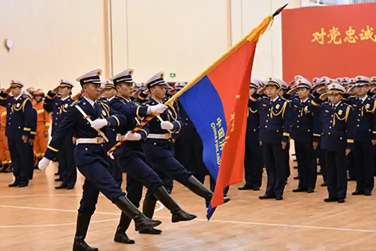 市消防救援支队举行迎旗授衔和换装仪式