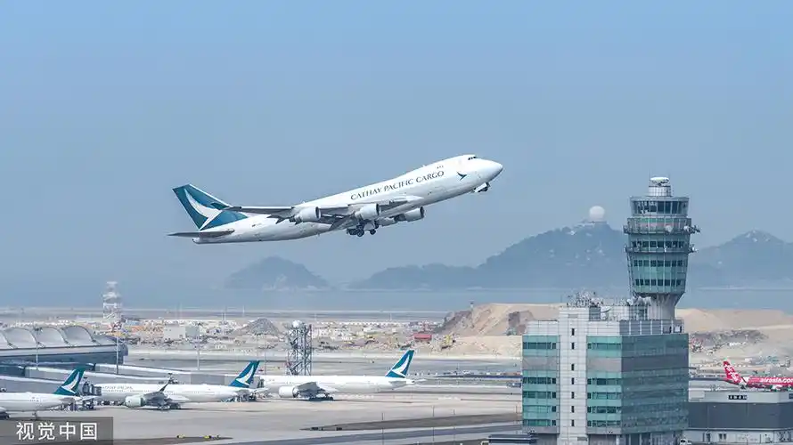 2023年5月23日,香港国际机场,国泰航空一架波音747飞机起飞.