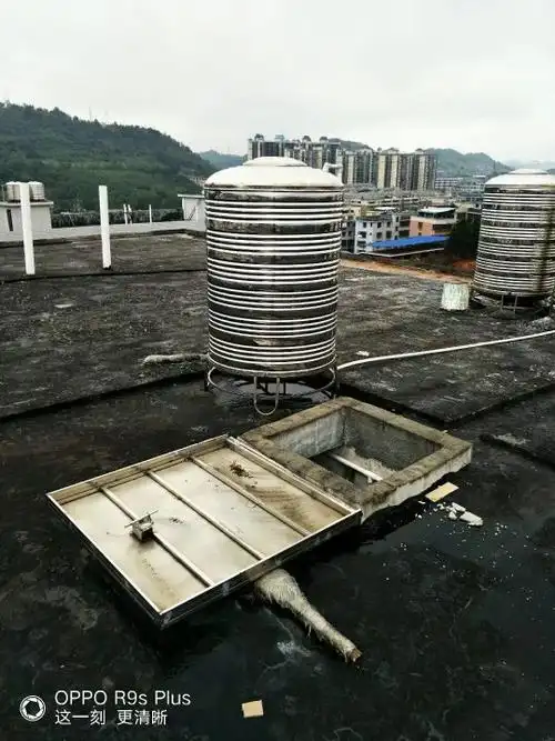 为什么现在城里面屋顶都不需要用这个水塔(水箱)了?