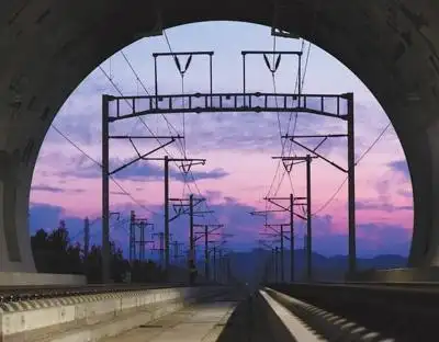 图为5月10日拍摄的铁路沿线隧道口.孙亚峰摄(人民视觉)