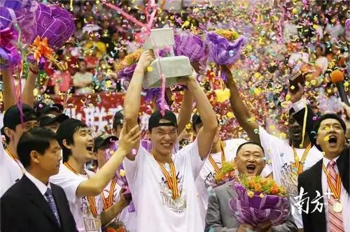 南方日报聚焦广东宏远28年夺十一冠助广东篮球发展