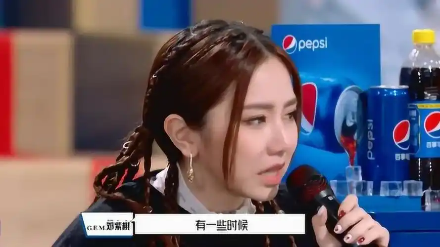 明日之子,邓紫棋点评沈钲博,激动落泪!