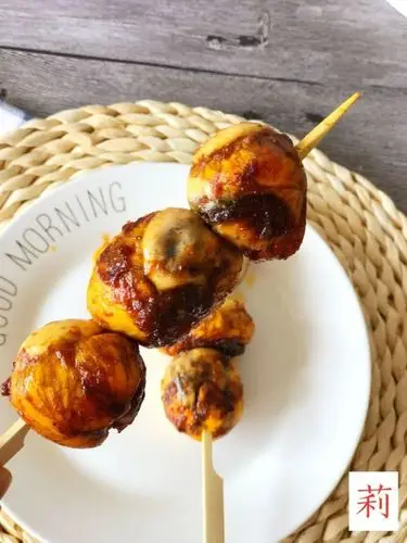 拿竹签串起即可装盘.