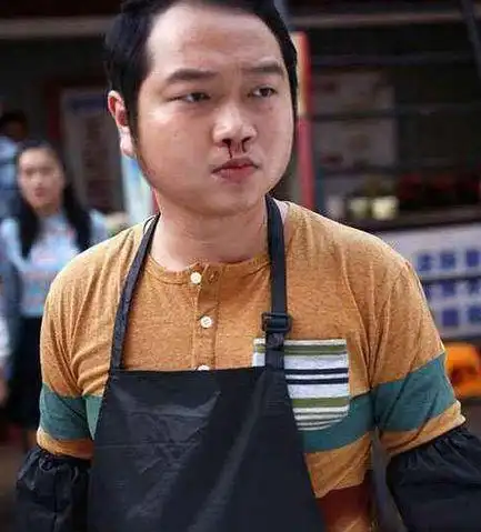 周星驰的金牌配角,35岁的何文辉近照,变身发福成搞怪大叔!