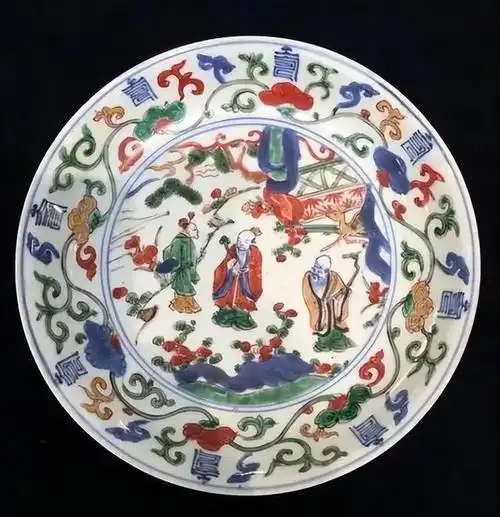 种色彩染料绘画图案,再进行二次窑烧,最终经过低温固定成品的瓷器制作