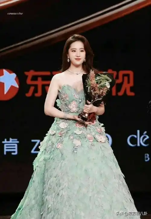 八卦说:胡歌杨幂,刘亦菲,唐嫣,迪丽热巴王鹤棣,关晓彤_杨丞琳_微博