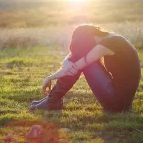 孤独女生头像背影蹲着高清孤独伤感的女生蹲着背影头像图片