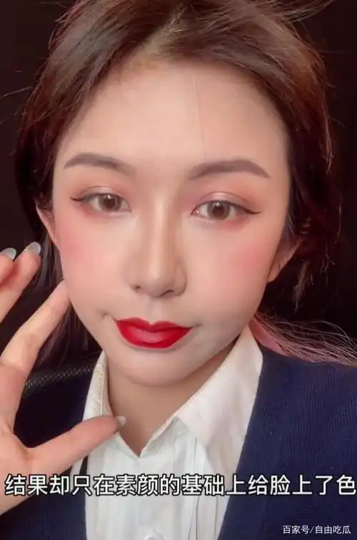 美女网红嘴唇肿得像香肠五官失调,被嘲整容过度像刘梓晨孪生妹妹