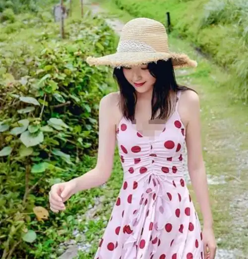 迪拜现在是日本穿着圆点泳衣拍照的著名模特,皮肤刺眼