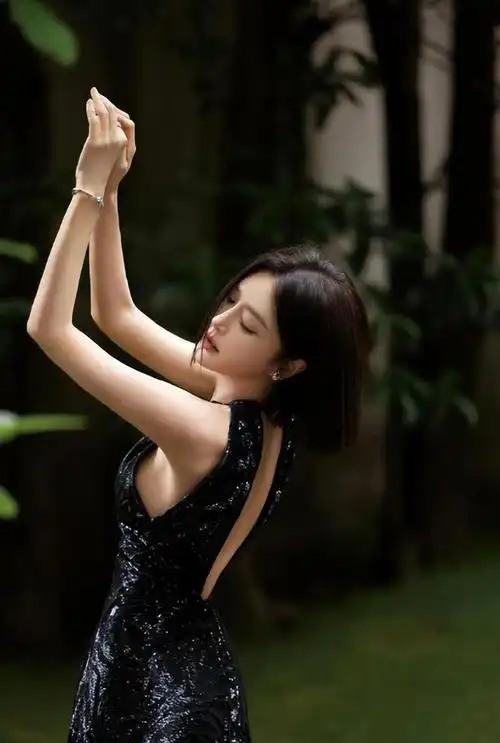 回顾秦岚终于不装了大胆穿中空裙网友这不把晓明哥迷死了