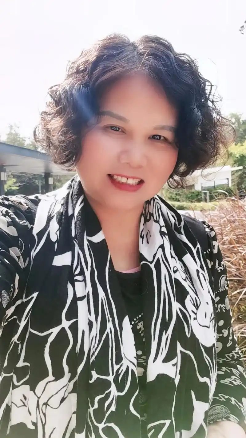 55岁女性自述:离婚后回老家生活,没想到这么幸福!真的非常佩 - 抖音