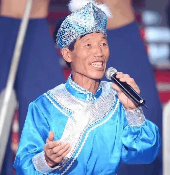 比大衣哥差,也是在那档节目走红的,后来参加了春晚,与知名歌手吕继宏