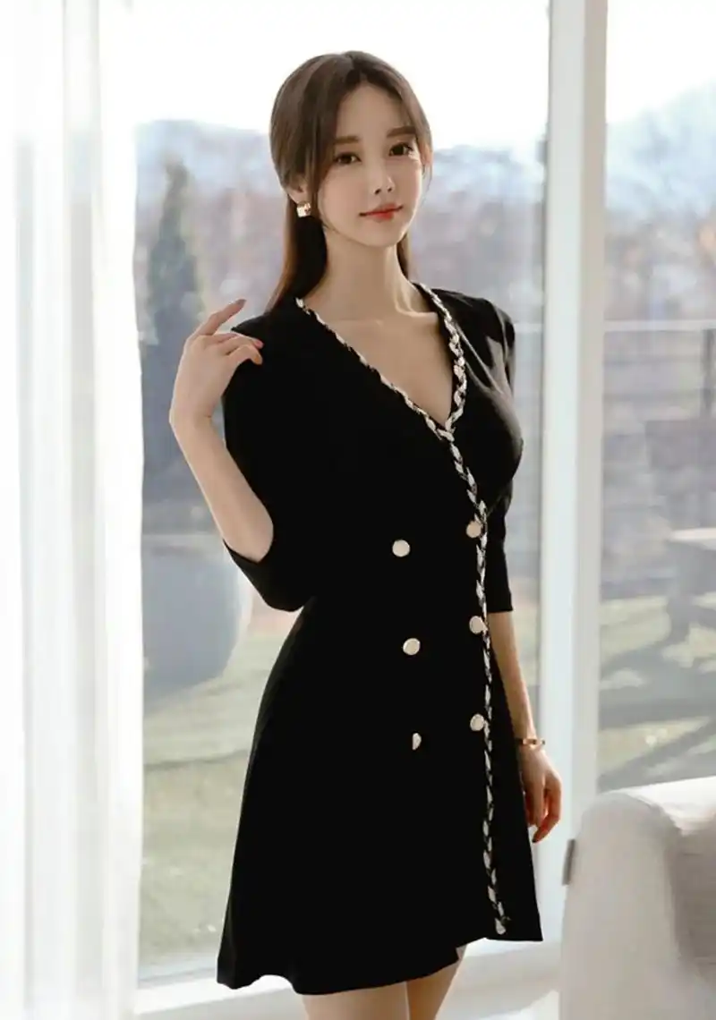 孙允珠韩国女神,黑色低胸连衣裙穿搭,性感撩人