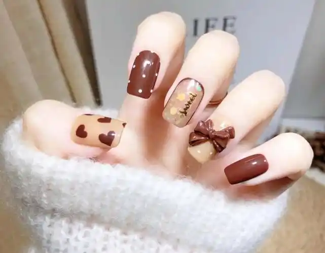 超显白的咖啡色系美甲