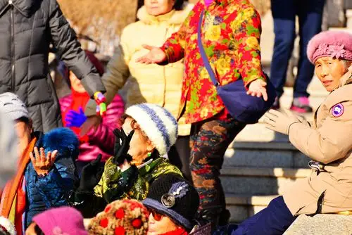 冬季帽儿山的朝族老人会歌载舞.