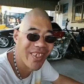 丑八怪gif光头gif戴墨镜gif毫无违和感gif