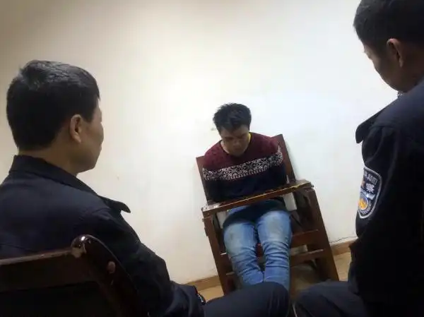 犯罪嫌疑人在南京东路派出所接受警方询问.澎湃新闻记者 杨一