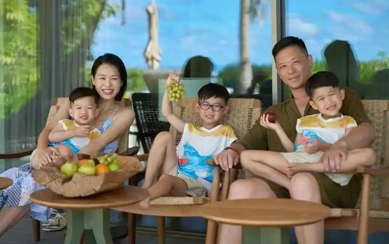 胡杏儿全家马尔代夫旅行,辣妈晒成两个色,三个儿子黑出新高度