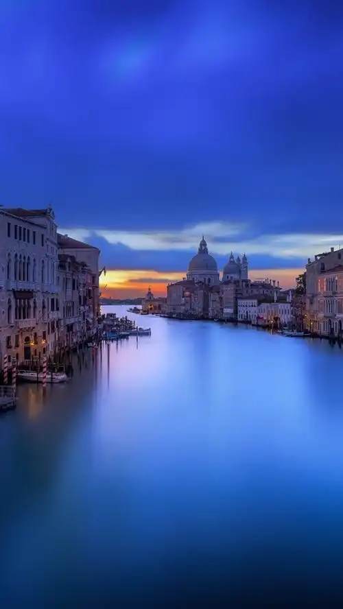 威尼斯水城在晚上,房子,运河,平静如水