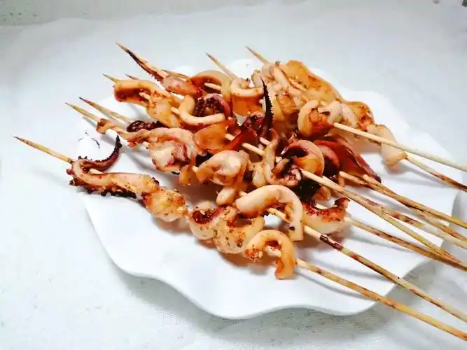 烤鱿鱼,火热夏日的美味佳选(烤鱿鱼的制作方法与口感)-52线报网