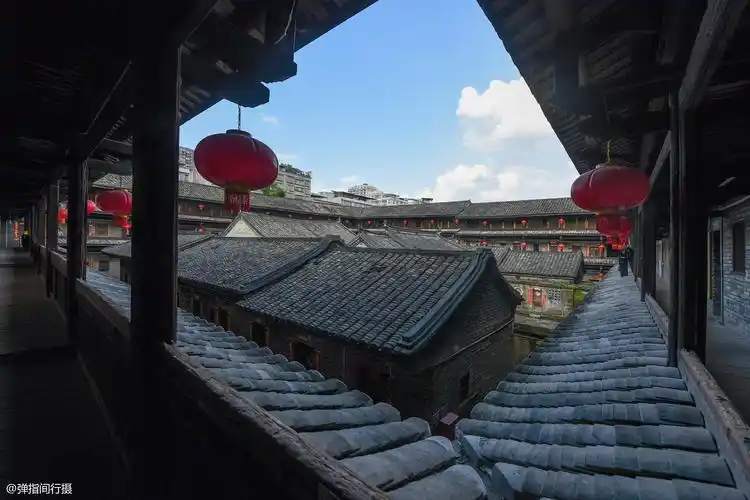 原创广东梅州250多年的石方楼形似巨型古堡堪称客家建筑一大奇观