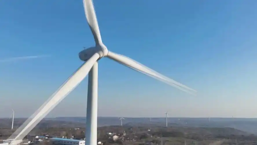 新春走基层风力发电机的空中医生