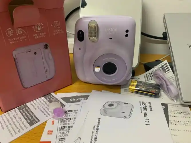 等了半个月的拍立得终于拿到手啦 紫色太绝了 mini11不用买自拍镜的哦