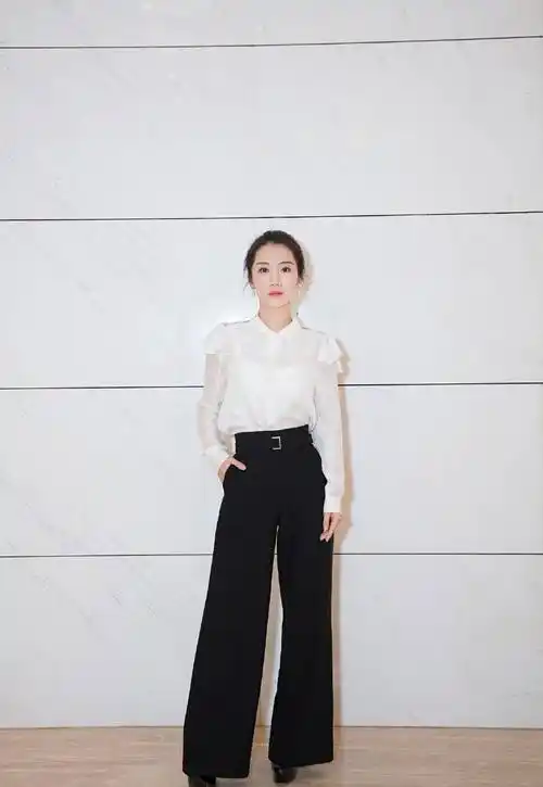 《都挺好》中她是苏明成老婆,穿拼接卫衣配短裙,34岁美成少女_李念