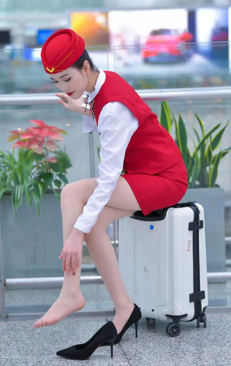 美女空姐丝袜制服机场大胆实拍