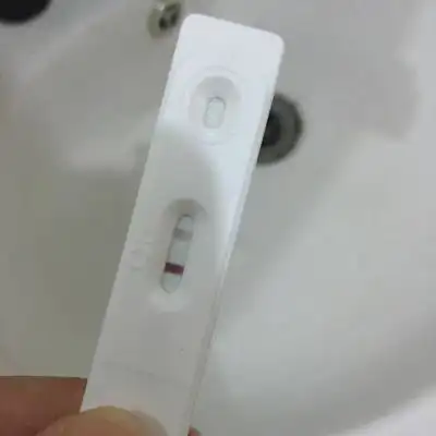 验孕棒测出这样,月经已经推迟四天了,这是有怀孕吗?