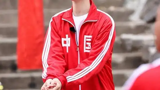 奥运冠军杨倩头戴的小黄鸭发卡,10分钟卖出上万个;吴京身穿「中国」