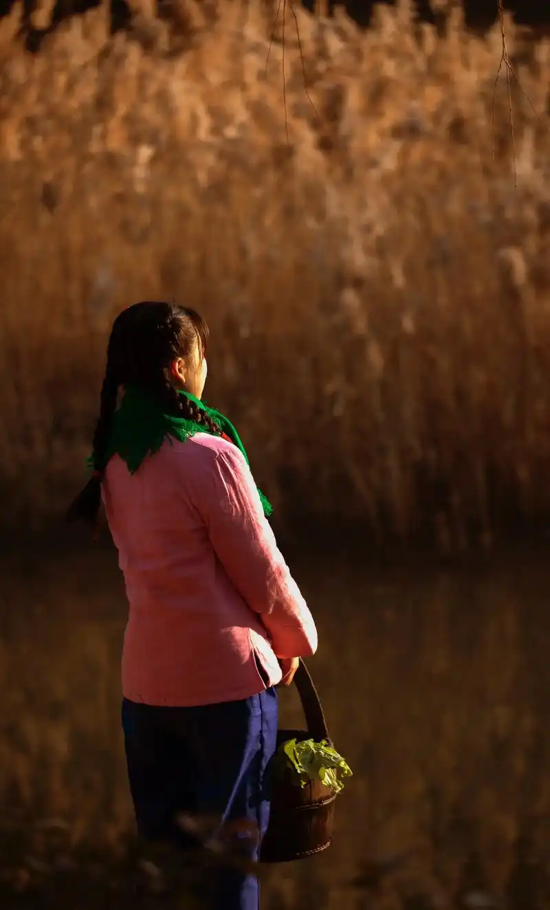 留下岁月的痕迹 #年代感 #田野里 #照片里的时光 #拍出 - 抖音