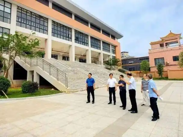 和雅新风揭阳市揭西县灰寨中学陈创军校长一行来我校参观交流