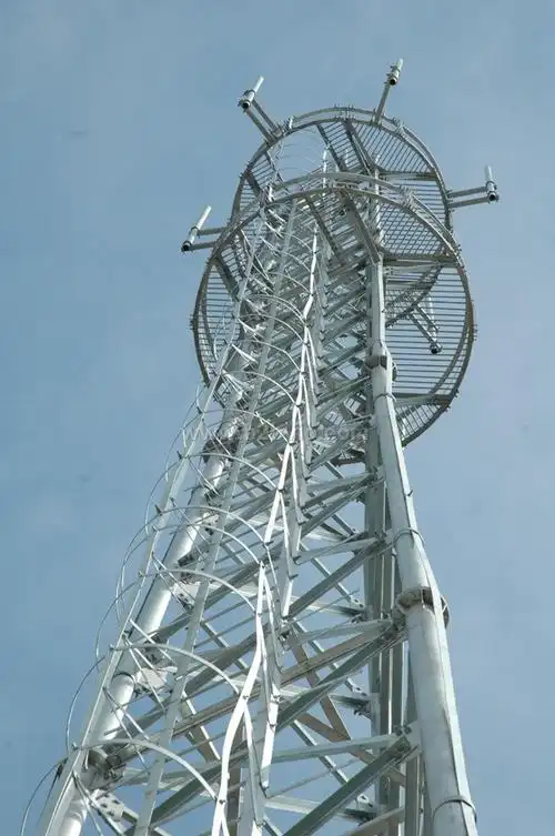 接成三角塔形,塔体截面呈等边三角形状.