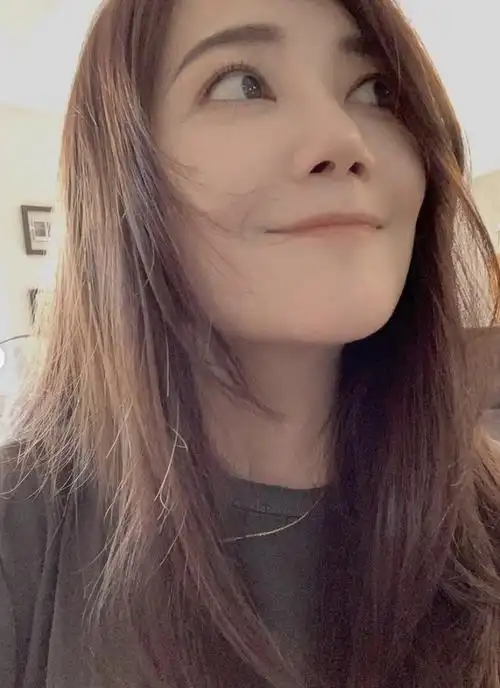 梁静茹早起晒自拍心情靓 对镜浅笑气质温柔