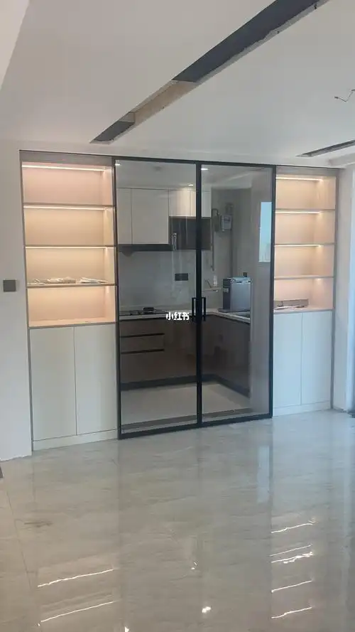 单轨双扇关上是厨房门打开后变成酒柜门