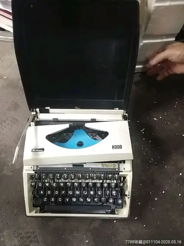 英雄牌手提式打字机.