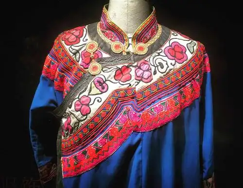 国家非遗 满族刺绣(旗袍领口)-服装博物馆