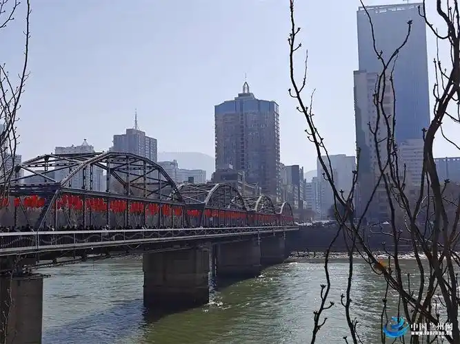 这个春节兰州火出圈 "六九"天中山桥上也有一亿人凤凰