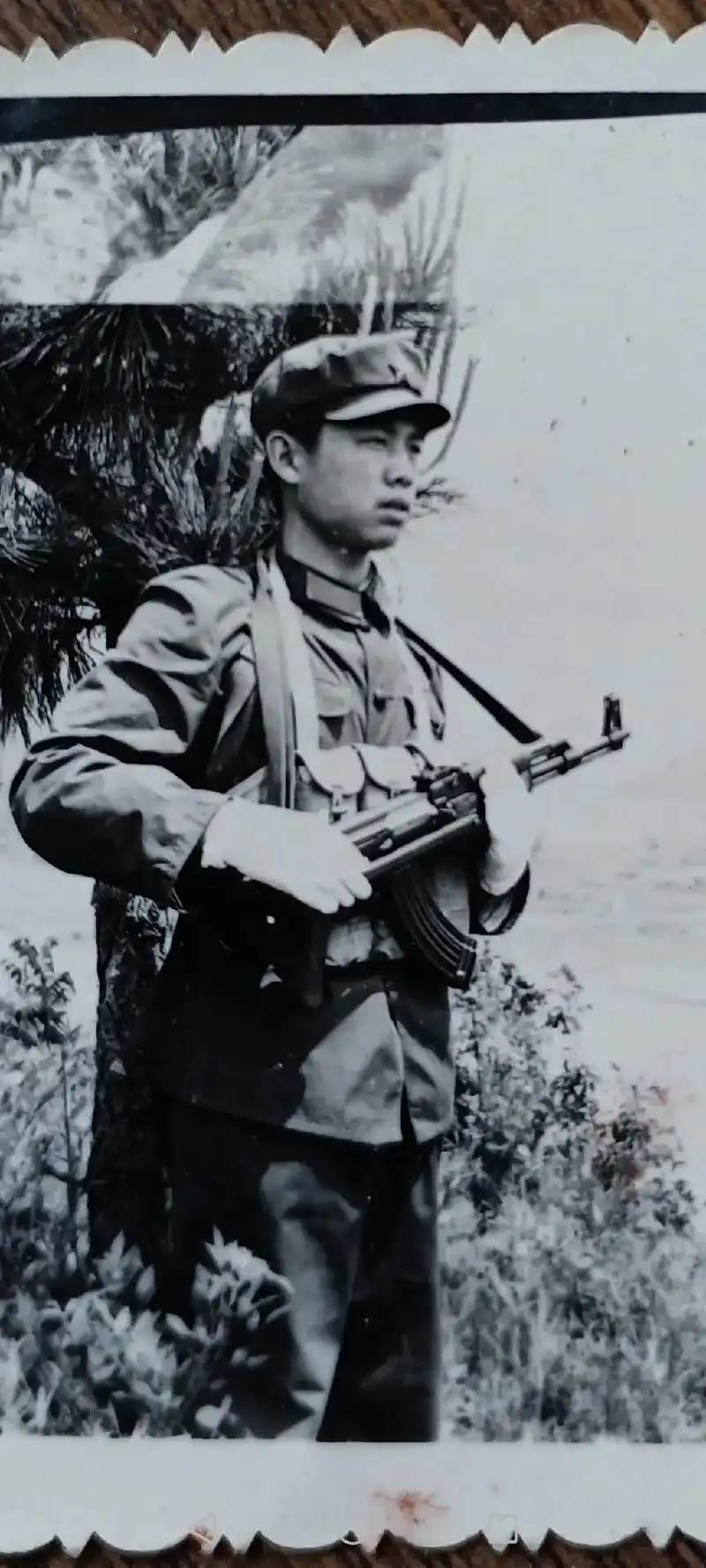 这些泛黄的老照片记录着我的青春岁月,怀念军旅生崖,八一建军 - 抖音