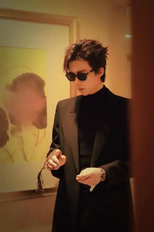 刘宇宁纯黑look没有人能拒绝黑西装刘宇宁