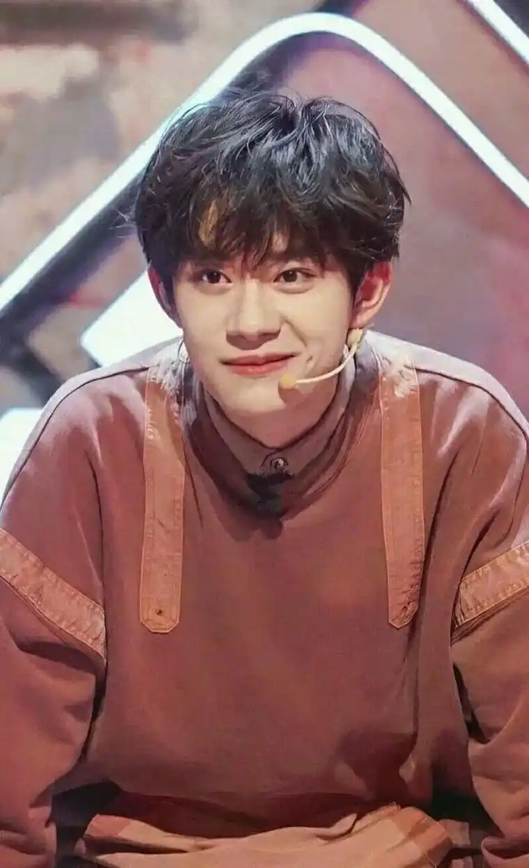 玺子哥 相册里面的千玺#帅炸 #易烊千玺壁纸 - 抖音