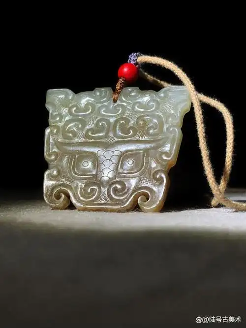 自然界各种猛兽的特征,同时加以自己的想象而形成的,是青器的常见纹饰