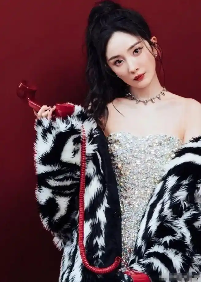 杨幂跨年摩登甜心造型来袭 披肩搭配热辣抹胸裙好靓 - 抖音