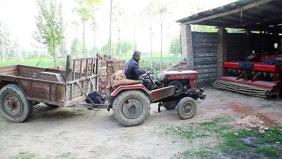 农村老爸开拖拉机拉砖为啥凌晨3点去窑厂挣钱太不容易了