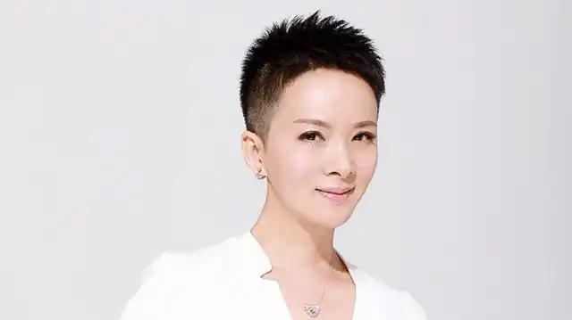 他为妻子坚持做丁克,事业正红退圈照顾岳父母,而50岁却老来得子