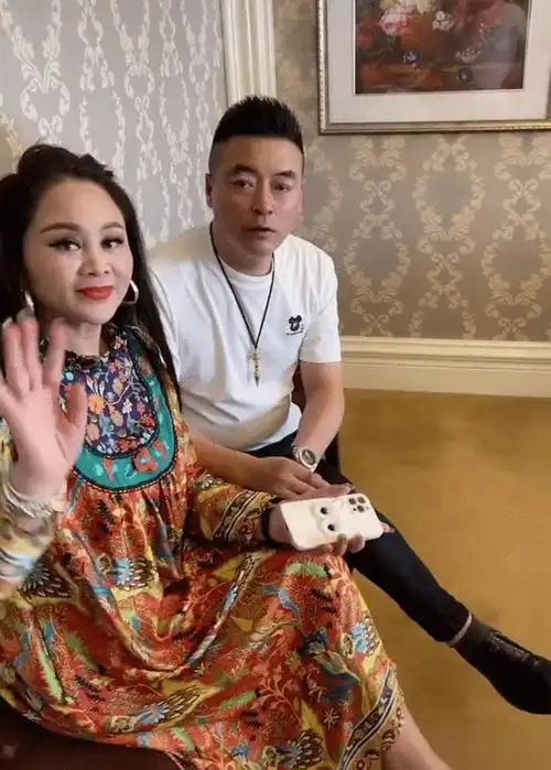 可以说魏三的成功离不开何晓影,她不仅出身于文艺世家,还是东北二人转