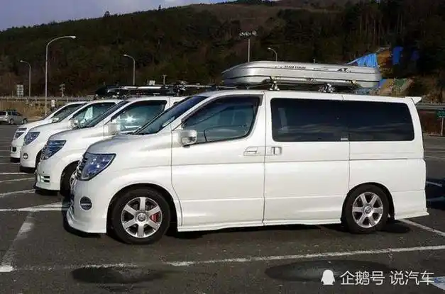 因为很多明星都有这款车,尤其是在香港,被叫做保姆车