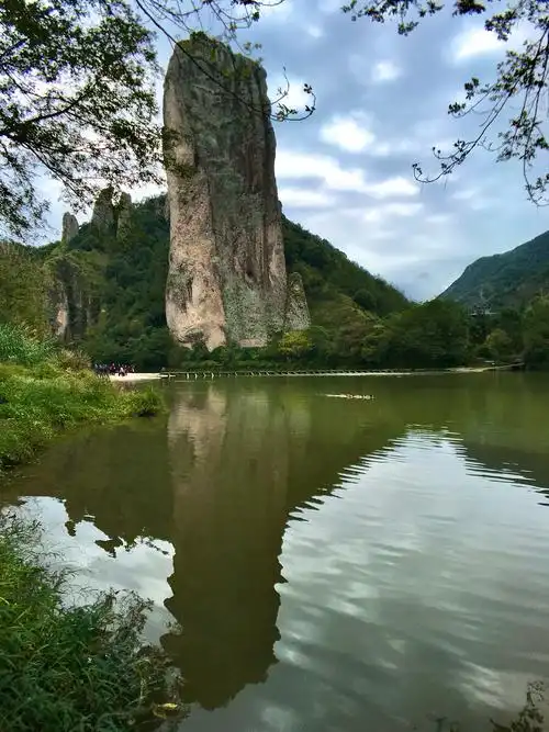 鼎湖峰浙江丽水仙都风景区是5a国家级风景名胜区鼎湖峰是景区的标志性
